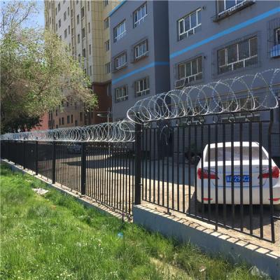 富蘊縣烏魯木齊二十二中學校刀片刺網施工案例
